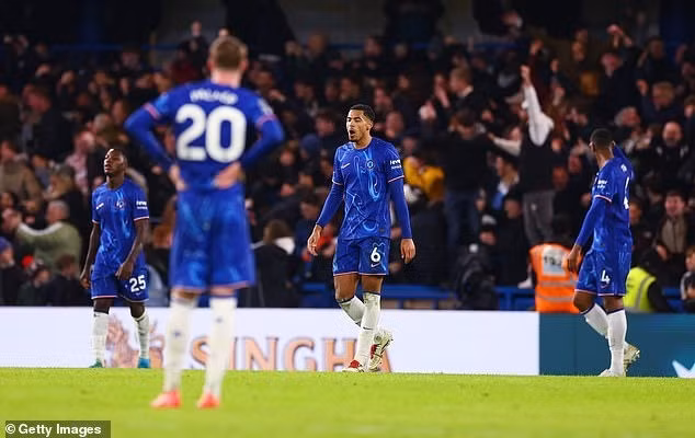 Chelsea bất ngờ gục ngã 1-2 trước Fulham, trong khi Arsenal chưa đá vòng 18. chelsea-03.jpg
