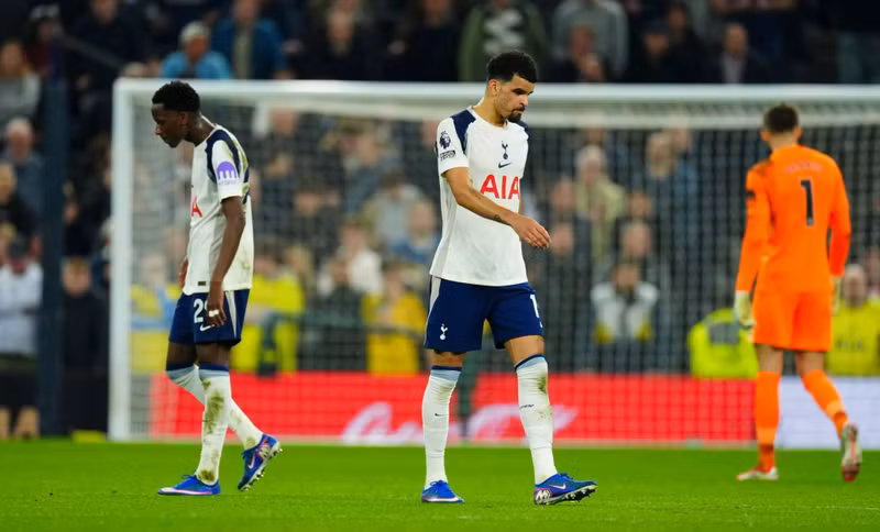 Tottenham hiện chỉ còn cách khu vực xuống hạng Premier League đúng 1 điểm. tottenham-1.jpg