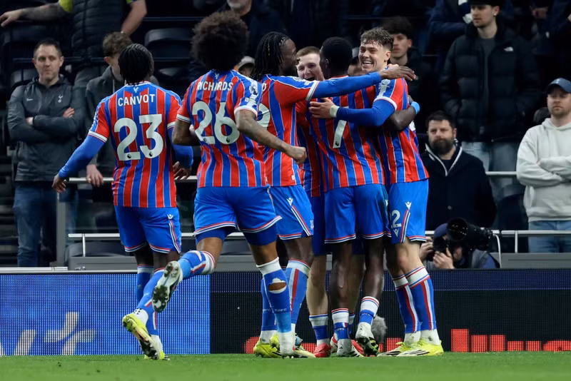 Chỉ trong vòng 7 phút cuối hiệp một, đội khách Crystal Palace đã ghi liền 3 bàn để định đoạt trận đấu. tottenham-3.jpg