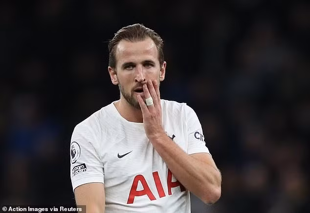 Cựu tiền đạo Tottenham Harry Kane cũng nằm ngoài top 10 chân sút xuất sắc nhất Ngoại hạng Anh, theo bình chọn của Jamie Carragher. 93214793-14199567-image-a-66-173.jpg