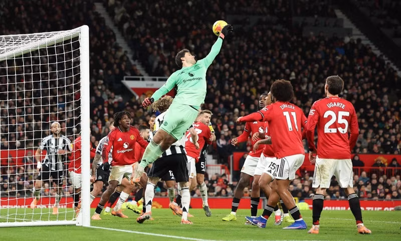 Kể từ khi có được bàn thắng, các cầu thủ Man Utd đã phải co cụm về phòng ngự để bảo toàn thành quả. man-4-8603.jpg