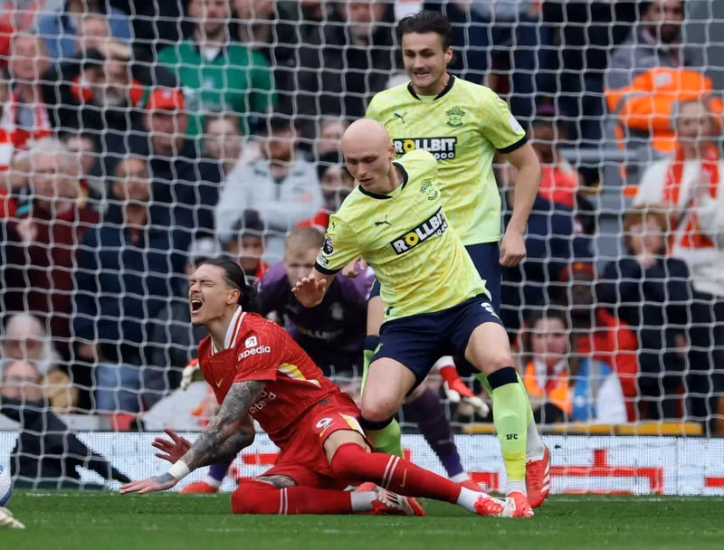 rồi ngay sau đó kiếm về phạt đền cho Liverpool. 4.jpg