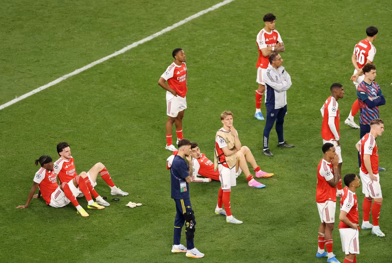 Nỗi thất vọng bao trùm các cầu thủ Arsenal sau loạt sút luân lưu. Giấc mơ hoàn tất cú đúp Ngoại hạng Anh và Champions League của thầy trò HLV Mikel Arteta tan vỡ tại Budapest. psg-8.jpg