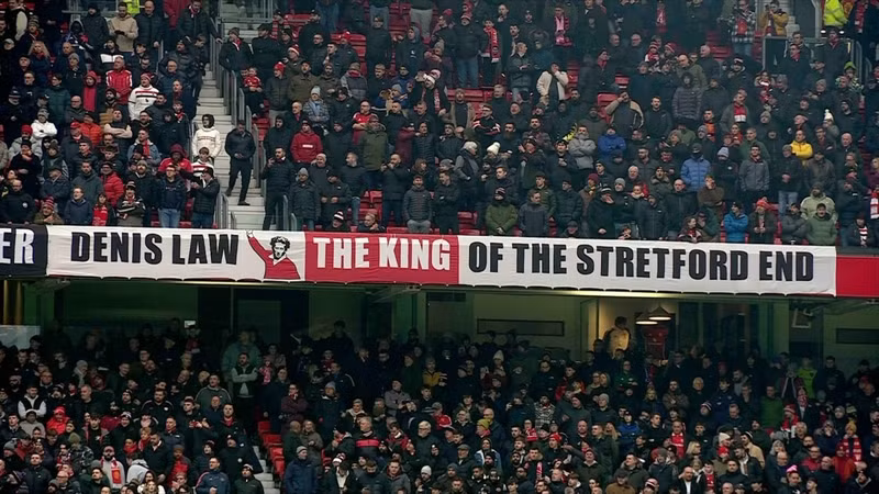 Cổ động viên tri ân huyền thoại Man Utd Denis Law, người được họ yêu mến gọi với biệt danh ‘The King’. man-utd-03.jpg