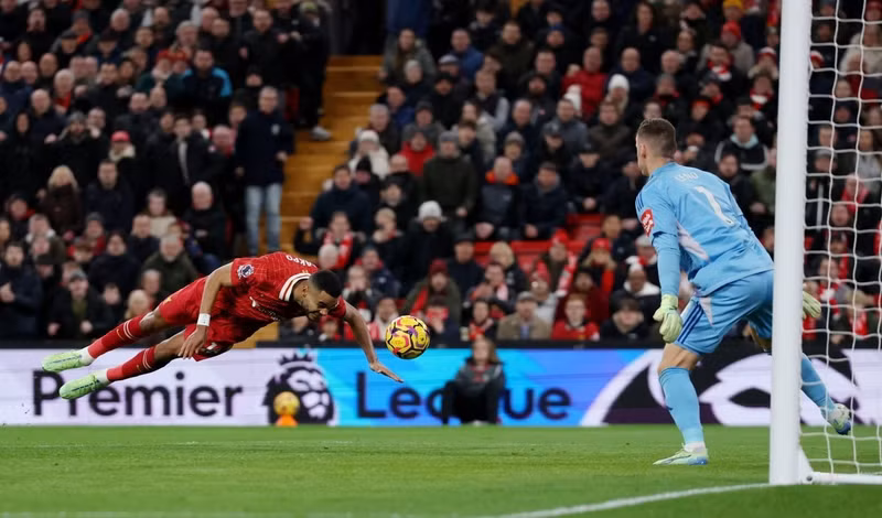 Nỗ lực không biết mệt mỏi của đội chủ sân Anfield được đền đáp bằng bàn quân bình tỷ số sau cú đánh đầu dũng mãnh của Cody Gakpo ở phút 47. 4.jpg
