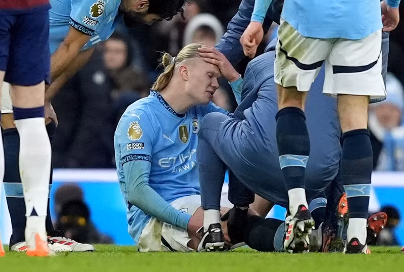Biểu cảm của thủ quân Man City khiến người hâm mộ lo lắng anh có thể phải nghỉ thi đấu tới hết mùa giải. man-city-02.jpg