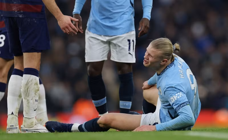 Erling Haaland bị chấn thương đầu gối và phải rời sân ở vài phút cuối trận Man City tiếp Newcastle. man-city-01.jpg