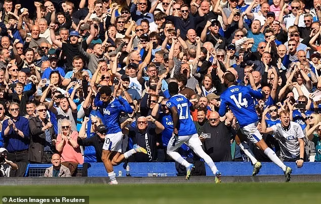 “Kết quả trận đấu với Everton chẳng khác nào Arsenal đã ‘dâng’ ngôi vô địch cho Liverpool”- truyền thông Anh bình luận. arsenal-08.jpg