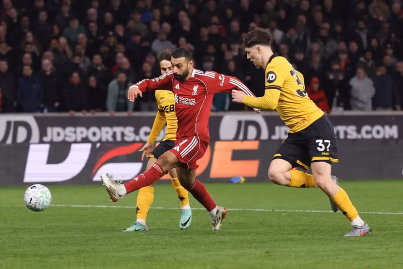 Niềm vui của chủ nhà không kéo dài được lâu khi tiền đạo Mo Salah giải cơn khát bàn thắng, gỡ hoà 1-1 cho Liverpool ở phút 83. liverpool-4.jpg