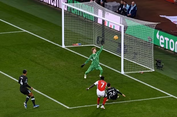 Cuộc so tài giữa chủ nhà Arsenal với đội khách Liverpool diễn ra sôi nổi ngay sau tiếng còi khai cuộc. Bukayo Saka đưa Arsenal vươn lên dẫn trước với cú sút sấm sét… 1-43-5456.jpg