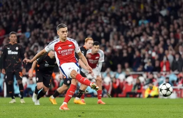 Leandro Trossard thực hiện quả đá phạt đền cho Arsenal. 5-5479-2705.jpg