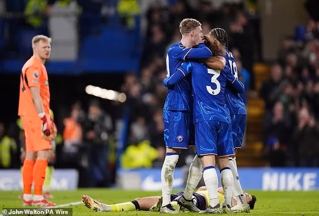 Chiến thắng giúp Chelsea tạm thời leo lên vị trí thứ 4 với 46 điểm sau 27 trận. chelsea-08.jpg