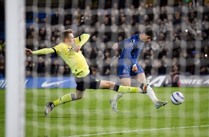 Pedro Neto giúp Chelsea dẫn trước 2-0 ở phút 36. chelsea-03.jpg