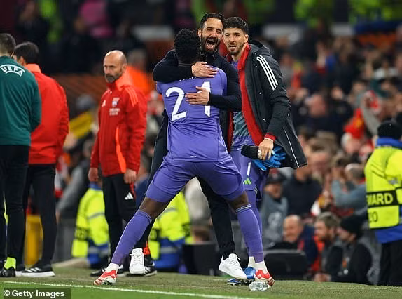 Chứng kiến những diễn biến tại Old Trafford, tờ SunSport bình luận: “Man Utd vào bán kết Europa League theo kịch bản điên rồ”. man-utd-16.jpg