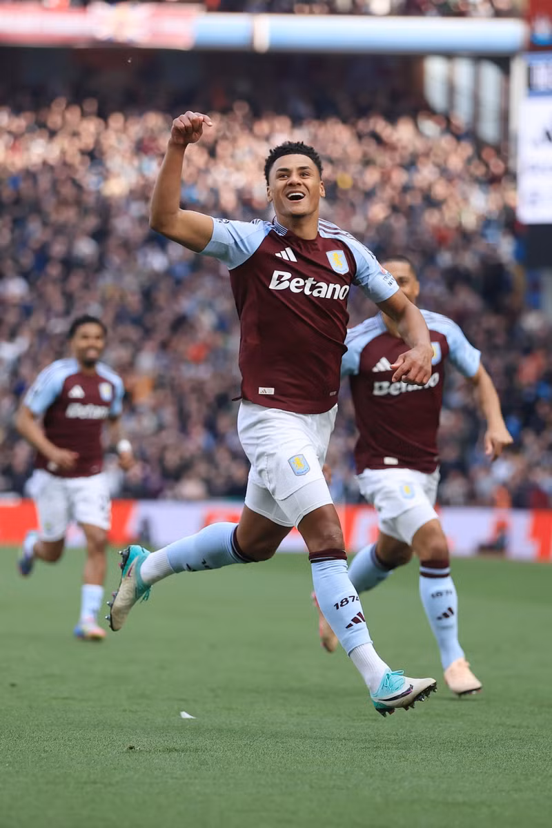 Ollie Watkins mở tỷ số ở ngay phút đầu tiên của trận đấu. aston-villa-3.jpg