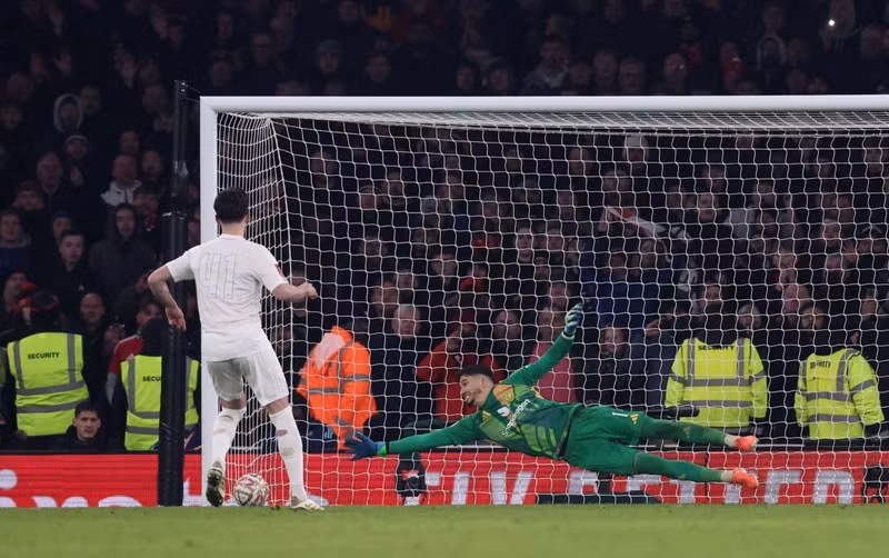 Arsenal vừa thua Man Utd 3-5 sau loạt đá luân lưu cân não ở vòng 3 Cup FA. Kai Havertz đá hỏng luân lưu và bỏ lỡ một số cơ hội ngon ăn trong bối cảnh Arsenal được thi đấu hơn người 2025-arsenals-declan-rice-scores.jpg