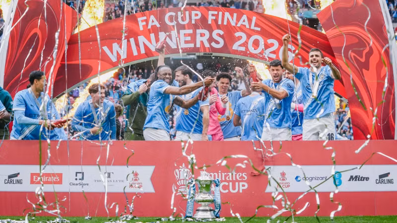 Toàn đội Man City lúc này sẽ tập trung hướng tại Ngoại hạng Anh, nơi họ đang kém Arsenal 2 điểm trong khi mùa giải còn 2 vòng đấu nữa sẽ hạ màn. man-city-8.png