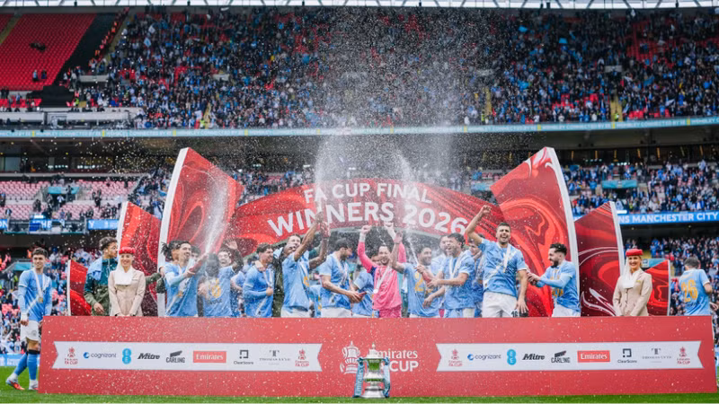 Hình ảnh các cầu thủ Man City tự hào nhận danh hiệu Cup FA lần thứ 8 trong lịch sử. man-city-7.png