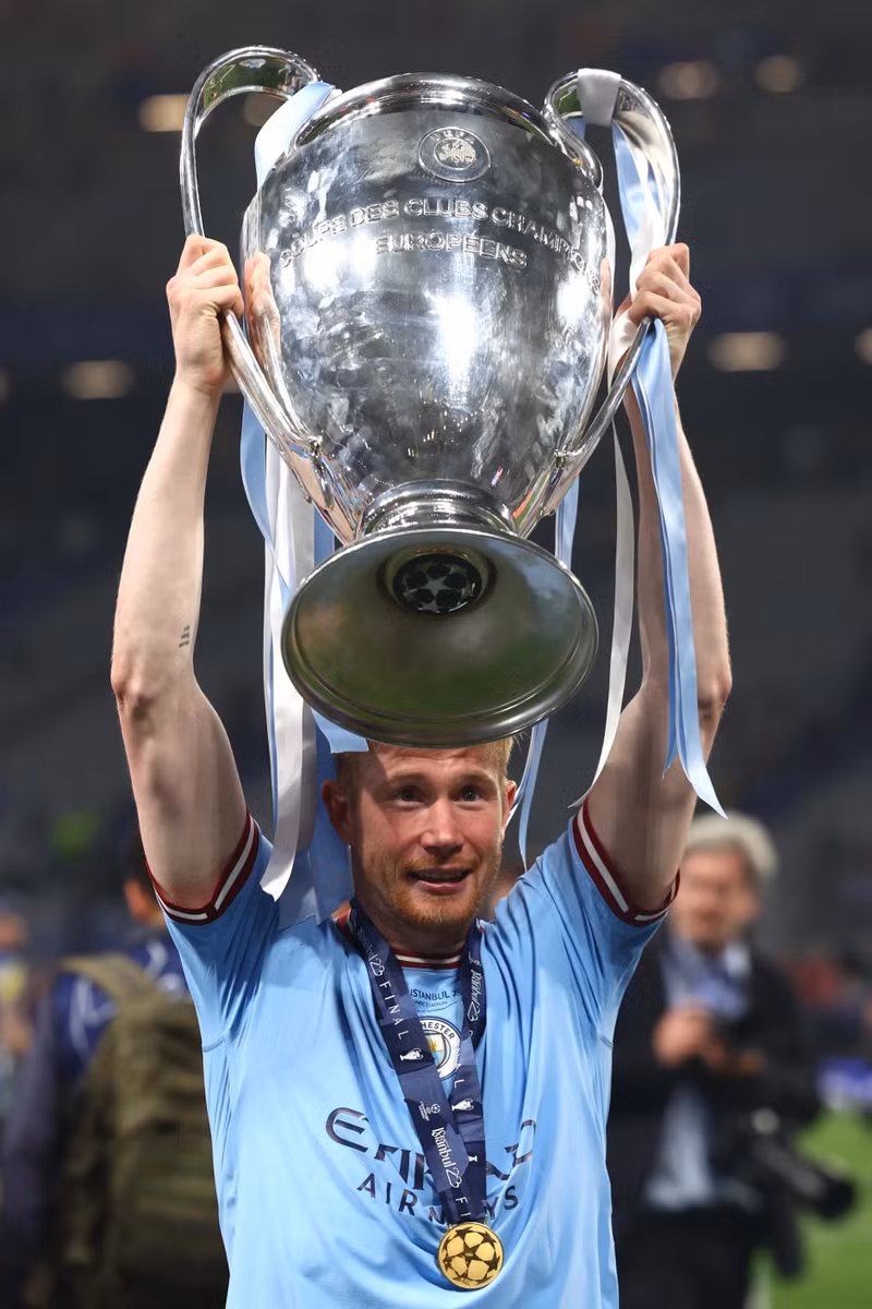 Thủ quân Man City nâng cao danh hiệu vô địch cùng đội chủ nhà. kevin-09.jpg