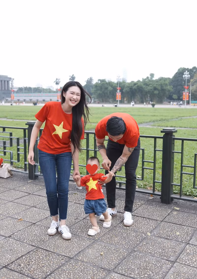 Văn Hậu bảnh bao, Hải My dịu dàng, còn bé Lúa thì siêu cưng – ba visual này kết hợp khiến fan không tiếc lời khen "gấp 3 visual, gấp 3 tự hào". 6.png