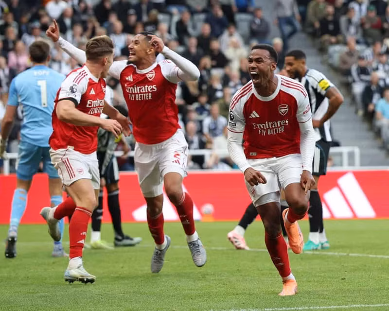 Hậu vệ Gabriel Magalhaes (Arsenal) sở hữu điểm trung bình 7,30 giúp anh đứng đầu tất cả hậu vệ của hai đội. hau-ve-3.jpg