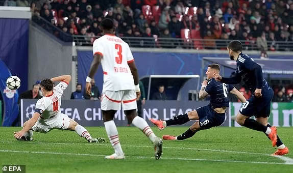 Tới phút 85, Ross Barkley ghi bàn giúp đại diện nước Anh lần nữa vươn lên dẫn trước. 5-9849.jpg