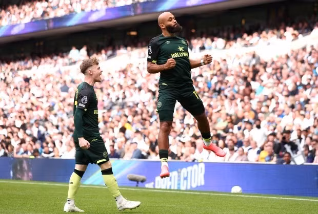 Bryan Mbeumo ghi bàn ngay phút đầu tiên cho Brentford khiến Tottenham choáng váng. 3.jpg