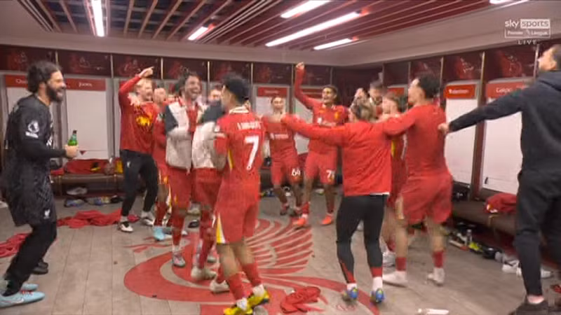 Các cầu thủ Liverpool còn tiệc tùng trong phòng thay đồ sau trận đấu vòng 38 Ngoại hạng Anh khuya 25/5. liverpool-16.jpg