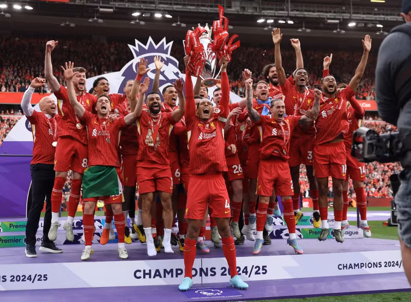 Thủ quân Virgil van Dijk nâng cao chiếc cúp của nhà vô địch trên sân nhà Anfield sau trận hòa Crystal Palace 1-1 ở vòng cuối Ngoại hạng Anh. liverpool-2.jpg
