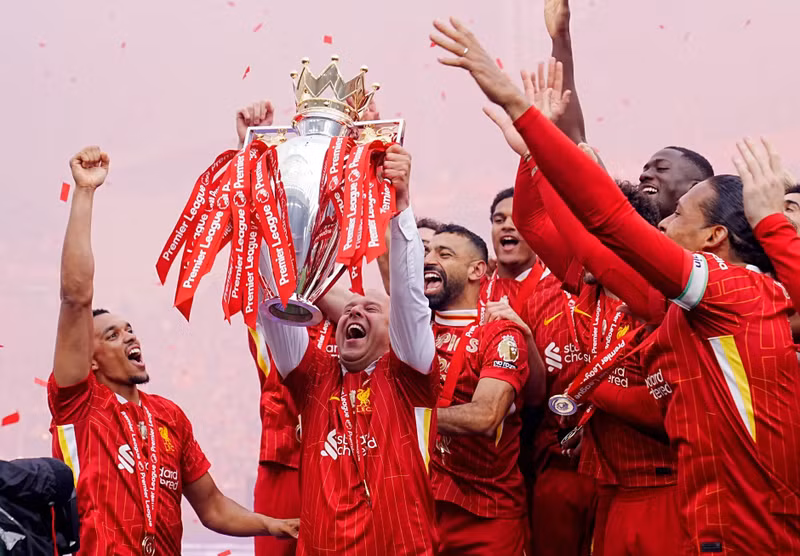 HLV Arne Slot cùng các học trò nâng cao danh hiệu. liverpool-4.jpg