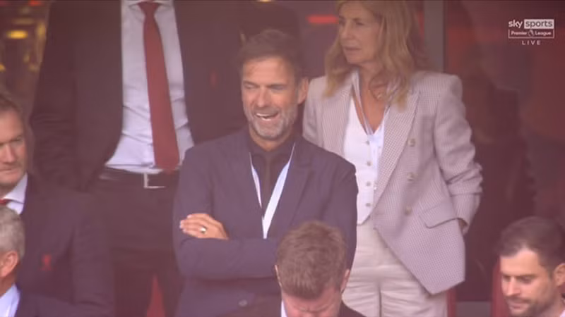 Cựu HLV Jurgen Klopp đứng đầy tự hào trên khán đài sân Anfield. liverpool-13.jpg