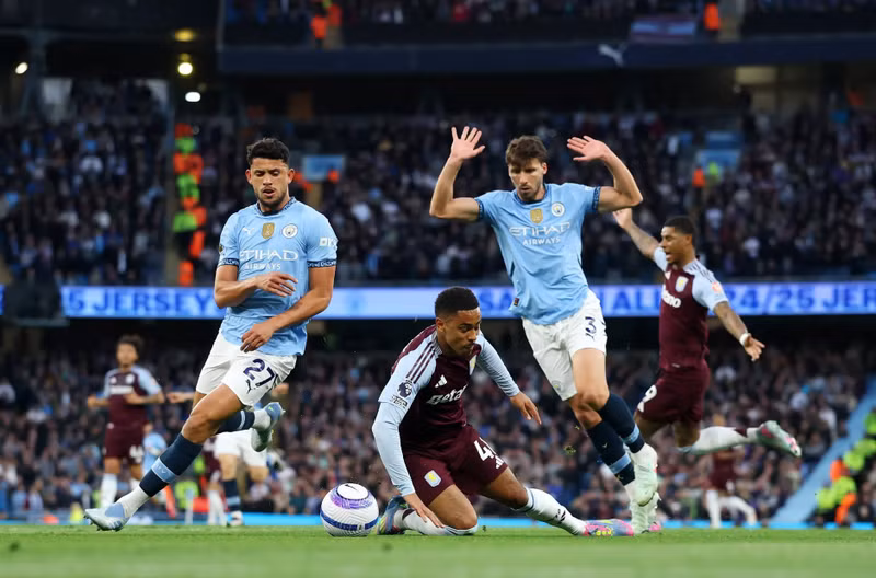 Aston Villa được hưởng phạt đền khi Ruben Dias phạm lỗi với Jacob Ramsey trong vòng cấm. man-city-6.jpg