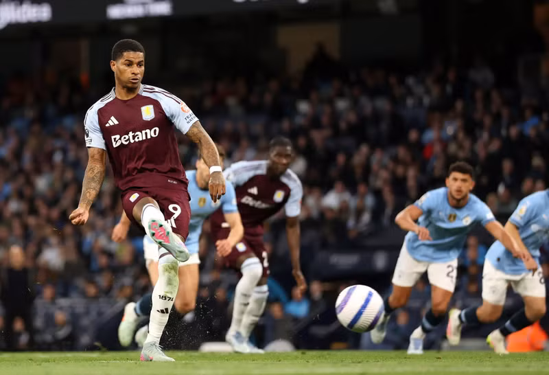 Chỉ 11 phút sau, Marcus Rashford, ngôi sao thuộc biên chế Man Utd, thực hiện thành công quả phạt đền để cân bằng tỷ số 1-1 cho đội khách Aston Villa. man-city-5.jpg
