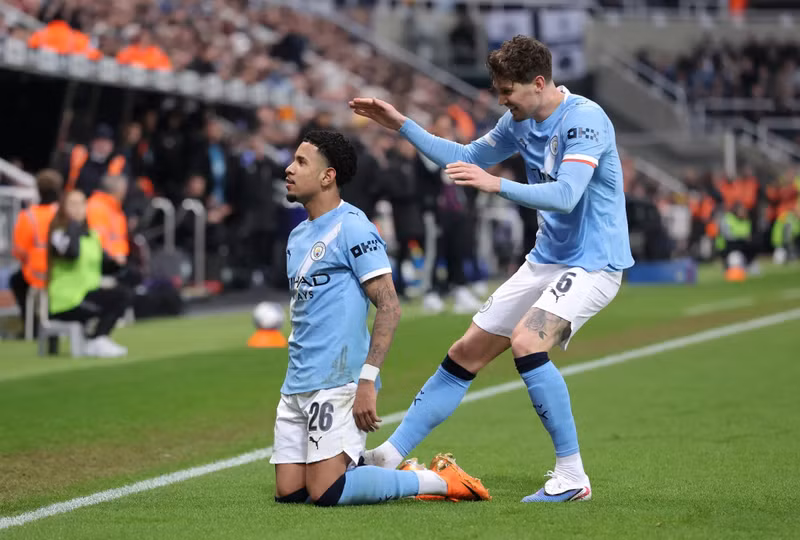 Savinho đã gỡ hòa 1-1 cho Man City chỉ 6 phút trước khi hiệp một kết thúc. man-city-3.jpg