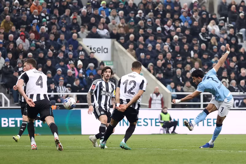Tiền đạo người Ai Cập hoàn tất cú đúp cá nhân ở phút 65. man-city-6.jpg