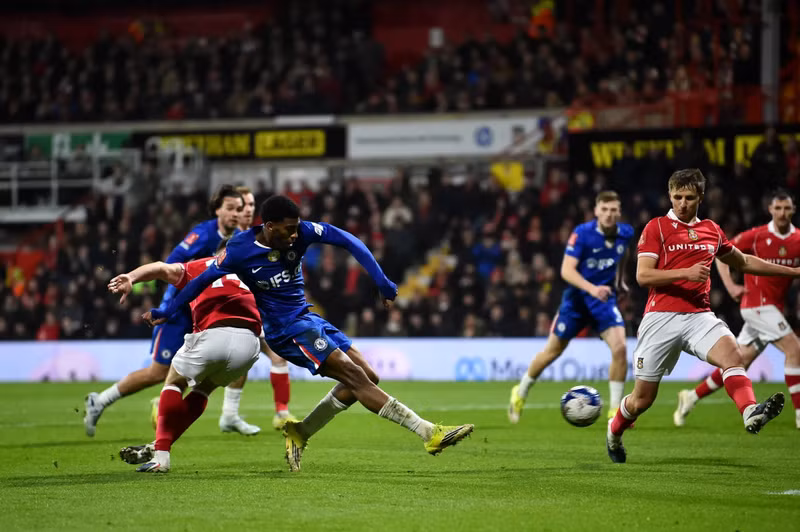 Chỉ vài phút sau đó Josh Acheampong quân bình tỷ số 2-2 cho Chelsea và đưa trận đấu vào hiệp phụ. chelsea-4.jpg