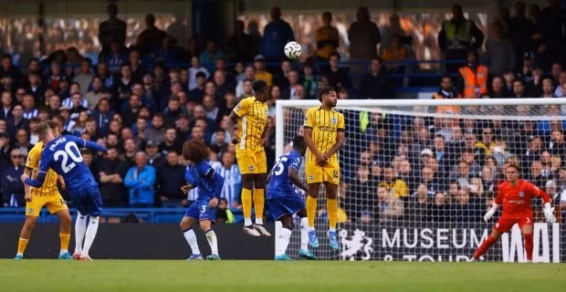 Palmer thực hiện cú đá phạt hoàn hảo để hoàn tất cú hat-trick bàn thắng cho riêng mình ở phút 31. 3.jpg