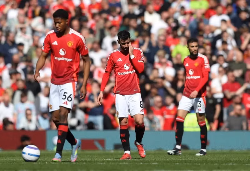 Các ngôi sao đội chủ sân Old Trafford đã bị Wolves đưa trở lại mặt đất tối 20/4. man-utd-2.jpg