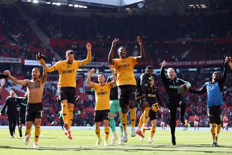 Giành 3 điểm tại Old Trafford giúp Wolves đã trụ hạng thành công khi đang có 38 điểm, hơn nhóm cầm đèn đỏ 17 điểm khi giải chỉ còn 5 vòng đấu. man-utd-7.jpg