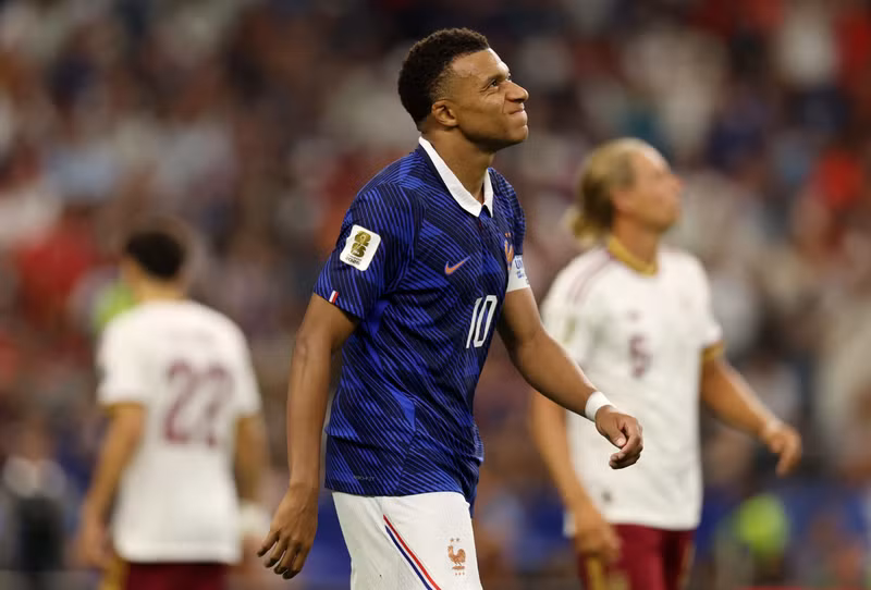 Dù vậy, Mbappé cuối cùng chọn PSG để tiếp tục sự nghiệp tại quê nhà. mbappe-5.jpg
