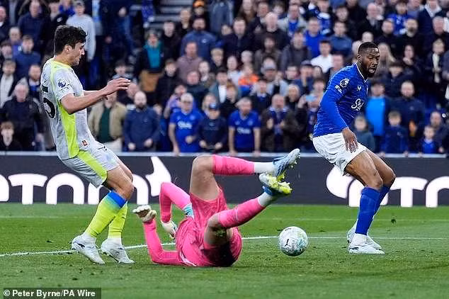 Gió đảo chiều trong hiệp hai khi Everton tận dụng các sai lầm nơi hàng thủ Man City để ghi 3 bàn, dẫn ngược 3-1 cho tới phút 82. man-city-3.jpg