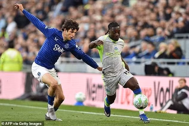 Trận đấu trên sân Hill Dickinson diễn ra đầy kịch tính hấp dẫn, với đội khách Man City thi đấu nổi bật hơn trong hiệp một. man-city-1.jpg