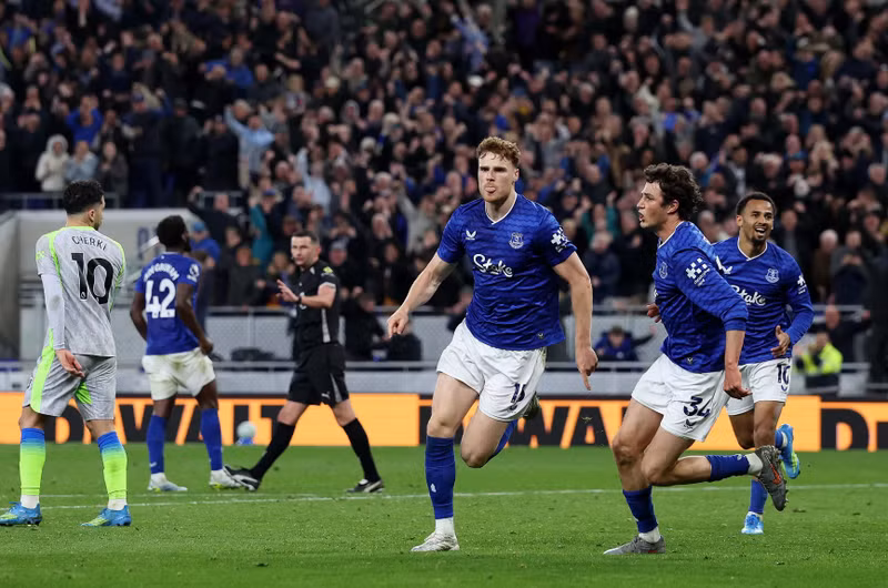 Khán đài sân Hill Dickinson như bùng nổ khi Jake O'Brien đánh đầu ghi bàn giúp Everton dẫn trước 2-1 ở phút 73. man-city-5.jpg