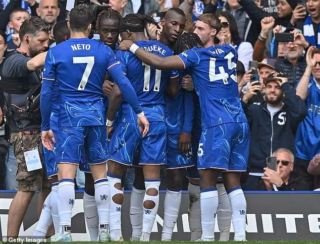 Chiến thắng giúp Chelsea tạm thời leo lên vị trí thứ 4 với 60 điểm nhưng đang thi đấu nhiều hơn Nottingham Forest hay Newcastle một trận. chelsea-06.jpg