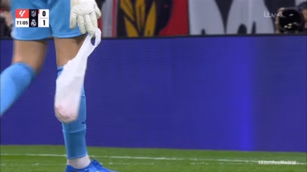 Một chiếc túi chứa thứ gì đó ném xuống thủ môn người Bỉ. Lúc này, Real Madrid đang dẫn trước 1-0 nhờ bàn thắng trong hiệp hai của Eder Militao.x 3.jpg