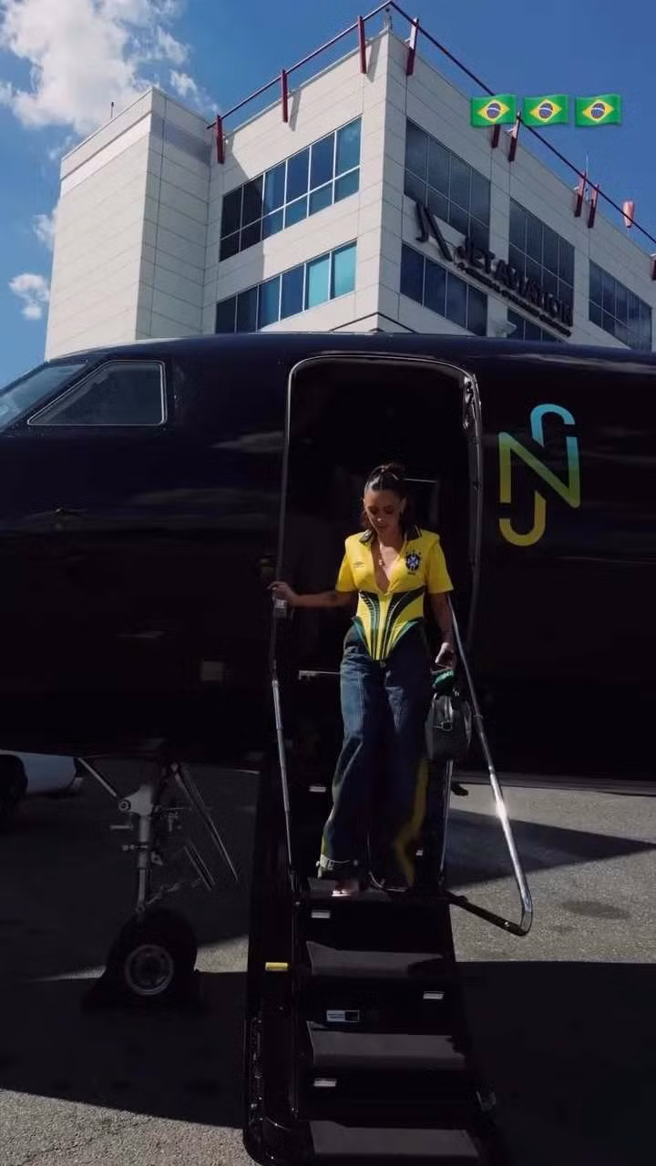 Bruna Biancardi bước xuống chuyên cơ riêng trong trang phục đậm màu sắc Brazil. Cách xuất hiện của cô nhanh chóng khiến truyền thông gọi đây là một trong những hình ảnh đáng chú ý trên khán đài World Cup. neymar-7.jpg