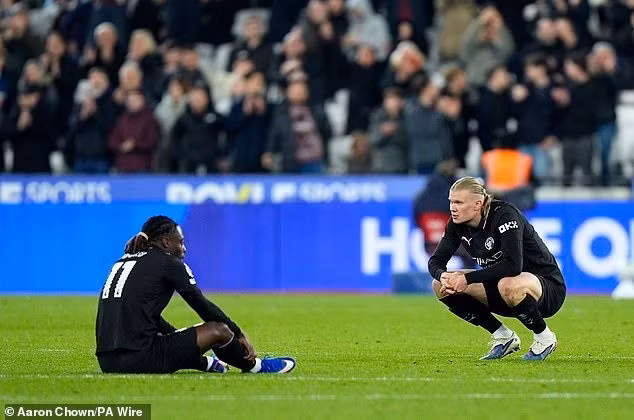 Mọi nỗ lực khác cũng đều không thành công, để lại trong mỗi cầu thủ Man City nỗi thất vọng lớn. man-city-6.jpg