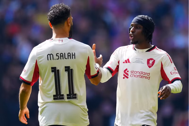 Rooney dự đoán Mohamed Salah và Jeremie Frimpong của Liverpool sẽ là hai trong số những cầu thủ thi đấu tốt nhất mùa này. Dự đoán của Rooney còn mở rộng sang các hạng mục khác như bản hợp đồng quan trọng nhất, Vua phá lưới, ngôi sao bứt phá và đội tân binh có thứ hạng cao nhất.<br/> Rooney chọn Jeremie Frimpong của Liverpool là bản hợp đồng quan trọng nhất, đồng thời tin Mohamed Salah sẽ giành lại danh hiệu Chiếc giày vàng.<br/> Anh còn dự đoán Leeds – kình địch truyền thống của Man Utd – sẽ là đội tân binh có thành tích cao nhất trong số ba đội vừa lên hạng còn có Burnley và Sunderland.<br/> Cuối cùng, Rooney chọn tài năng trẻ 16 tuổi Rio Ngumoha của Liverpool là cầu thủ sẽ có mùa giải bùng nổ nhất. 2.png