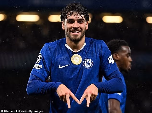 Với 19 tuổi và 29 ngày, Marc Guiu đi vào lịch sử với tư cách cầu thủ trẻ nhất ghi bàn cho Chelsea tại Champions League. 3.jpg