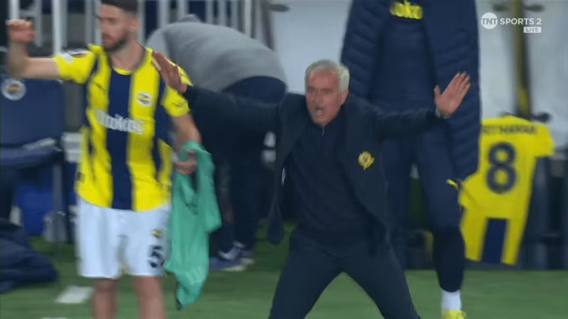 Jose Mourinho thực sự tức giận trên đường biên. mourunho-8737-4291.jpg